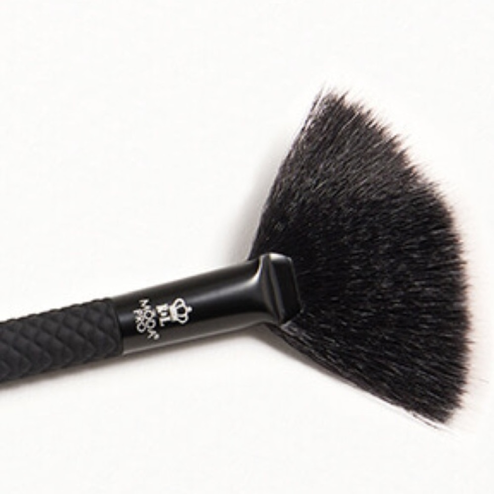 Moda Pro Fan Brush - Picture 2 of 3